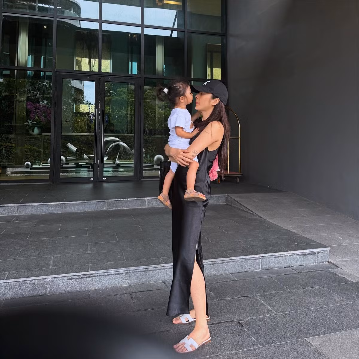 Ca sĩ Bảo Anh cưng nựng công chúa nhỏ Misumi. Ảnh: FB Bảo Anh
