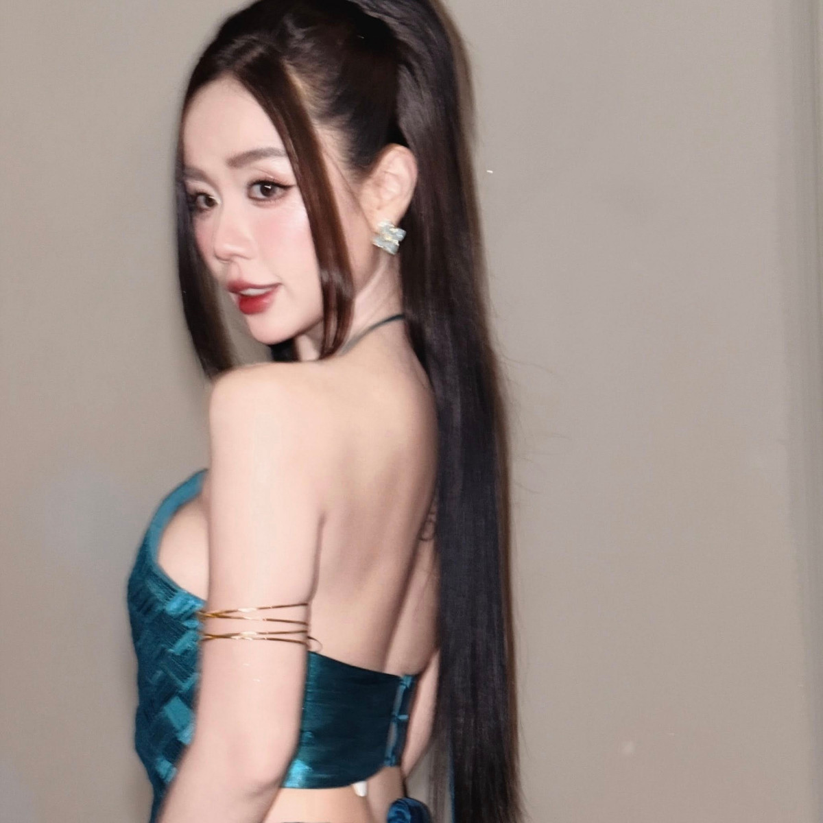 Trên mạng xã hội, người đẹp tự tin diện váy ngắn, thiết kế cắt xẻ vừa phải hay đồ bơi năng động, tôn lên đường cong khỏe khoắn.