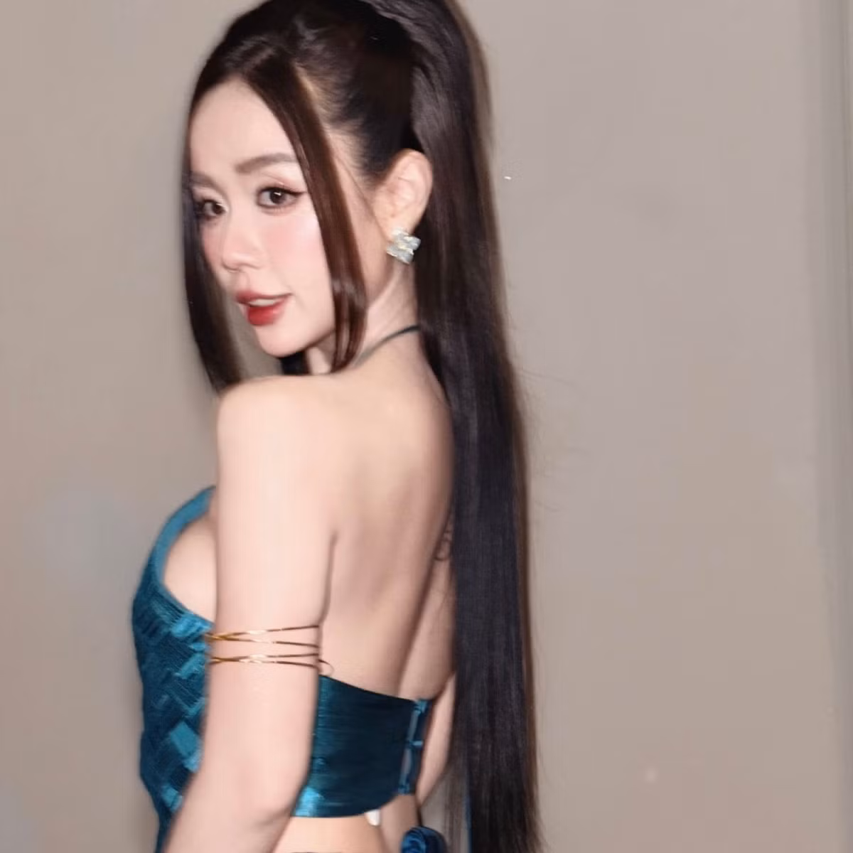 Trên mạng xã hội, người đẹp tự tin diện váy ngắn, thiết kế cắt xẻ vừa phải hay đồ bơi năng động, tôn lên đường cong khỏe khoắn.