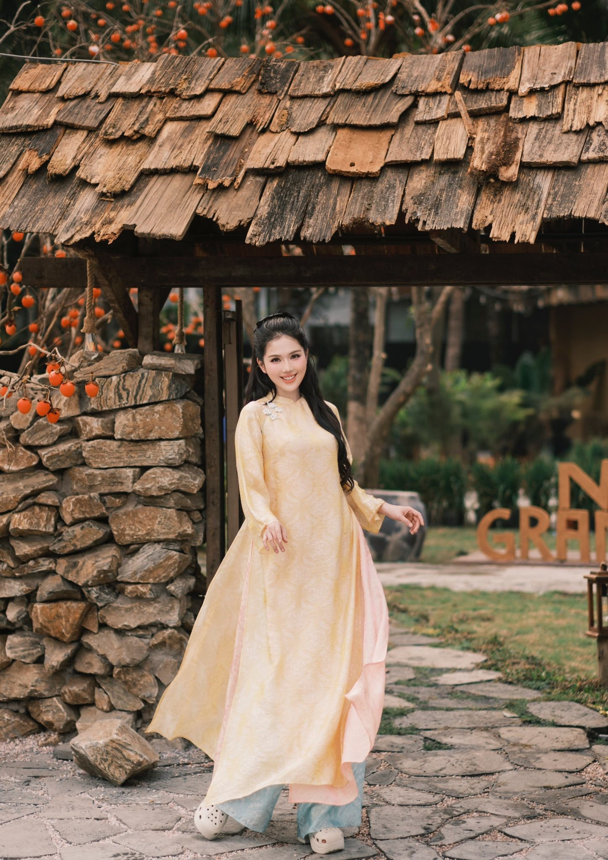 Nhiều người nhận xét Ngọc Trinh trong áo dài toát lên vẻ đẹp nền nã, dịu dàng và đầy khí chất.