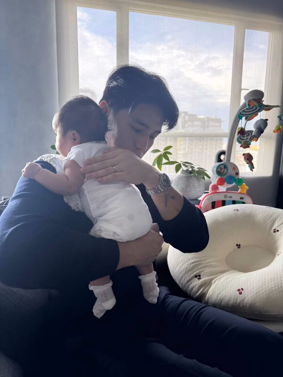 Ngô Thanh Vân kể, hành trình làm mẹ ở tuổi 46 với cô là một trải nghiệm thiêng liêng nhưng cũng không ít thử thách.