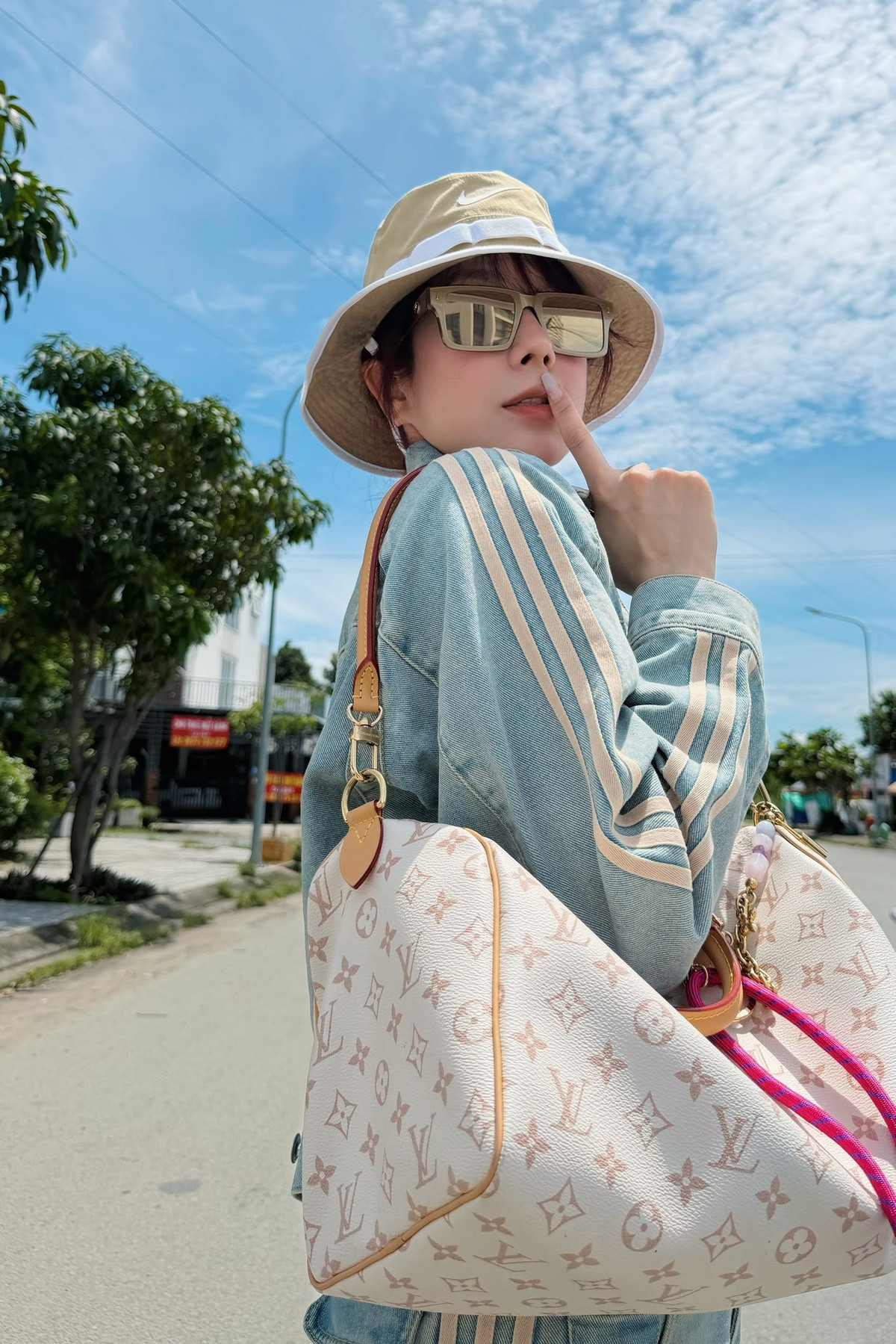 Diệp Lâm Anh khoác 'cây hàng hiệu' xuống phố. Ảnh: FB Diệp Lâm Anh