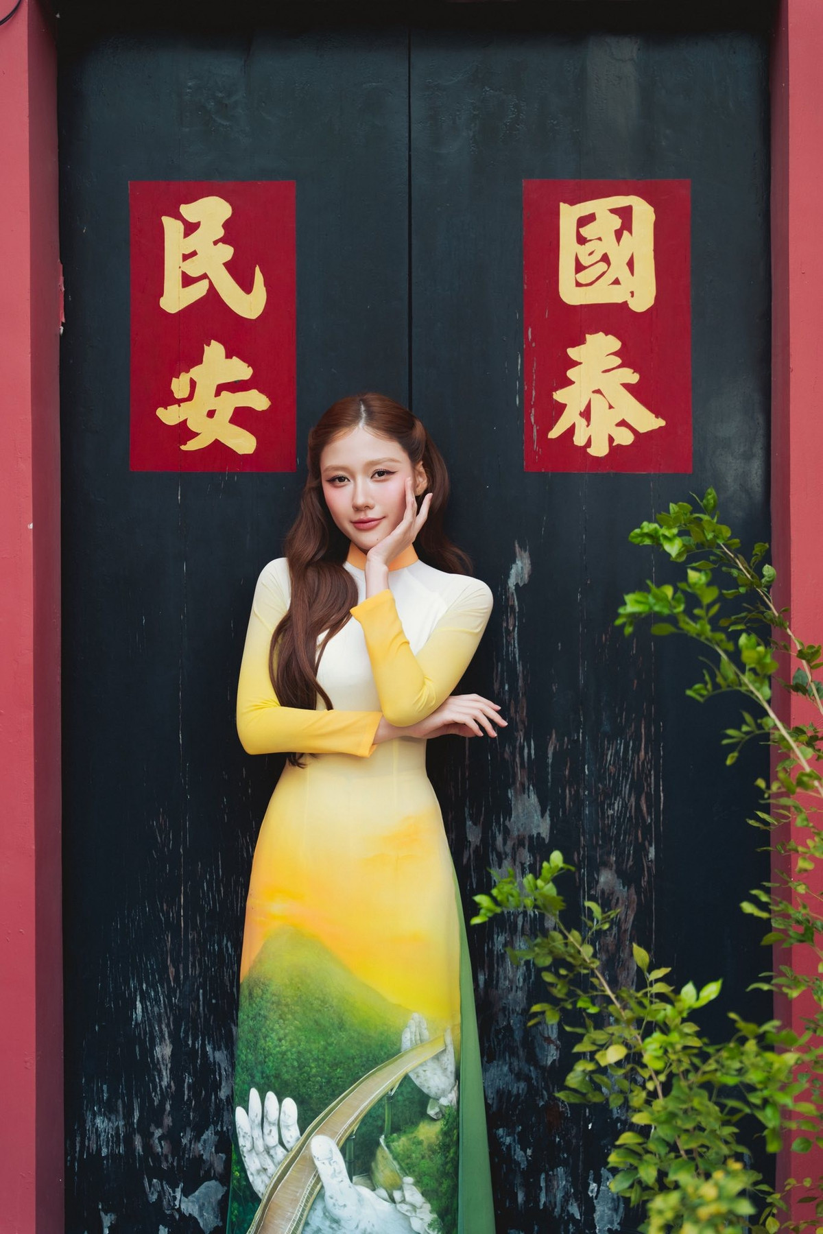 Tại sự kiện mới đây, Huỳnh Uyển Ân lựa chọn áo dài truyền thống với phom dáng ôm vừa phải, tôn vòng eo thon và thần thái dịu dàng.