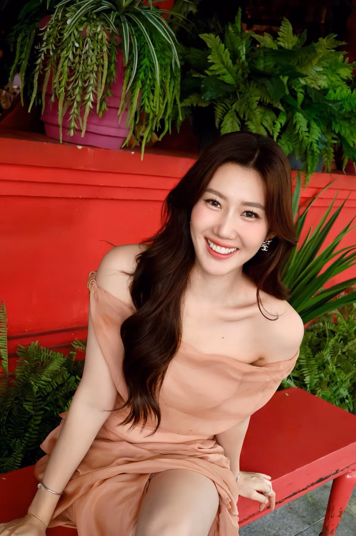 Không ít lần khoe ảnh selfie không filter, không trang điểm nhưng làn da căng bóng, đường nét gọn gàng giúp Thuý Ngân vẫn rạng rỡ.