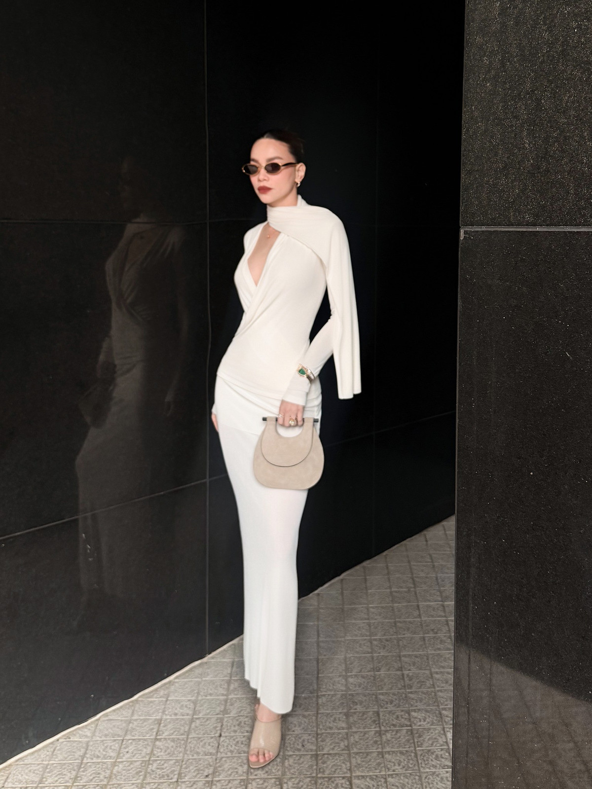 Hồ Ngọc Hà chọn đầm ôm sát với chi tiết xẻ ngực sâu khi đi gặp đối tác kinh doanh. Ảnh: FB Ho Ngoc Ha