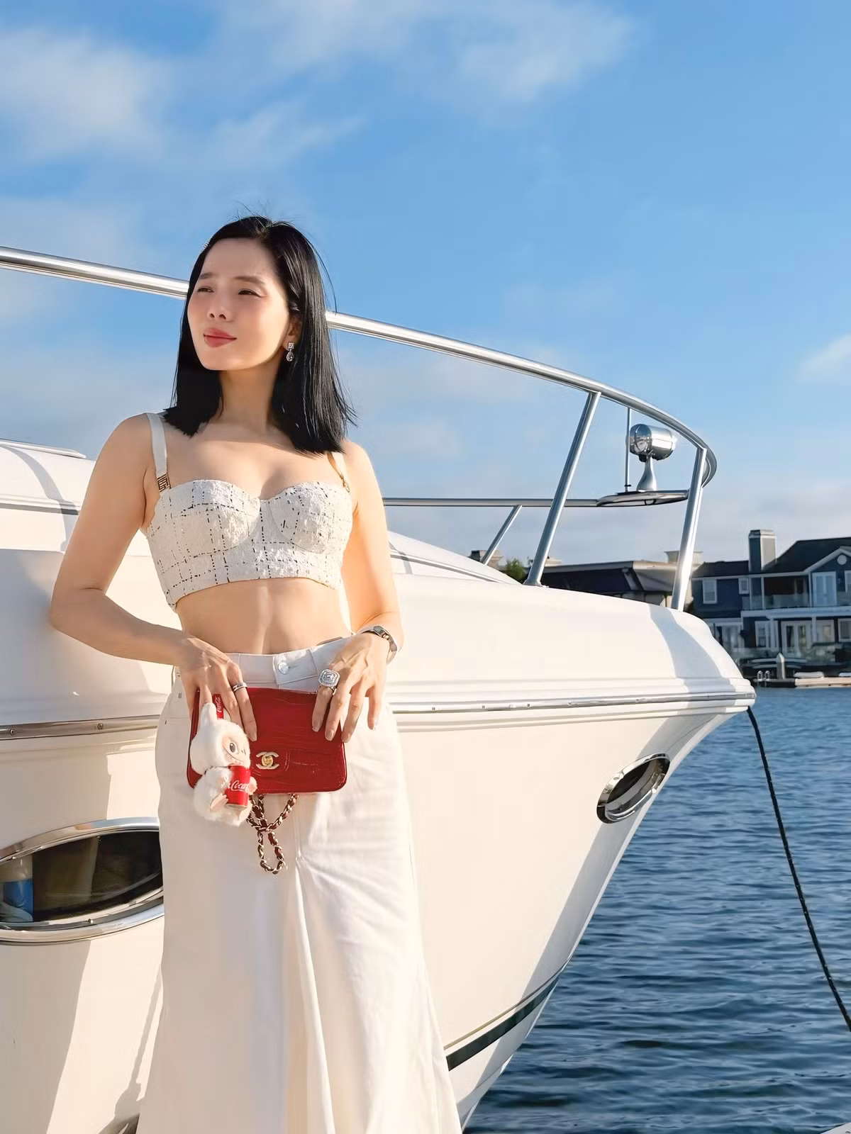 Dù đã ở độ tuổi U40, Lệ Quyên vẫn rất rạng rỡ và tươi tắn.