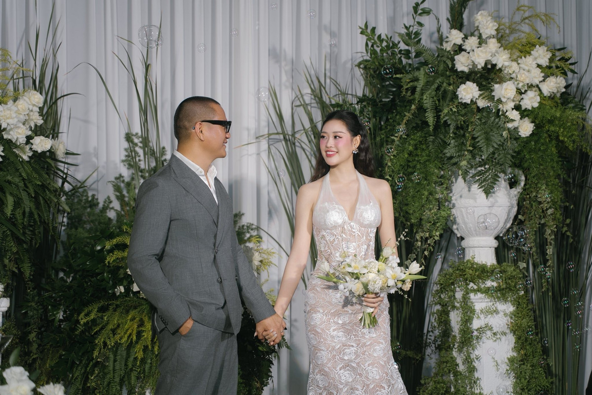 Cặp đôi không ngại thể hiện những cử chỉ thân mật, ánh mắt trìu mến và nụ cười hạnh phúc dành cho đối phương, khiến người xem cảm nhận rõ sự gắn bó sau một năm chung sống.