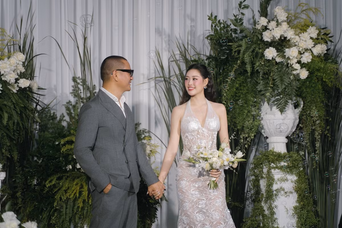 Cặp đôi không ngại thể hiện những cử chỉ thân mật, ánh mắt trìu mến và nụ cười hạnh phúc dành cho đối phương, khiến người xem cảm nhận rõ sự gắn bó sau một năm chung sống.