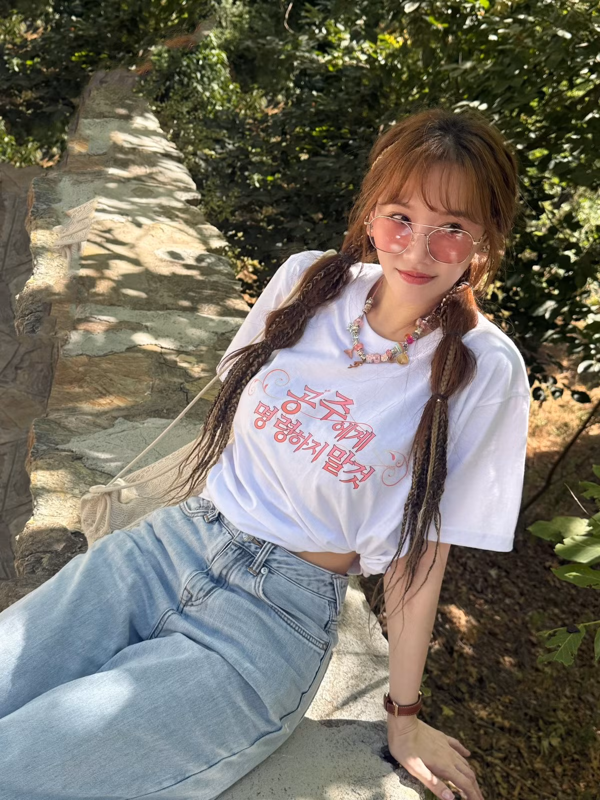 Cô khéo léo phối cùng giày thể thao khỏe khoắn và kính mắt thời trang, tạo nên tổng thể hài hòa, sành điệu, không hề thua kém các fashionista thực thụ. Ảnh: FB Hariwon