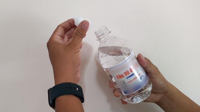 Ngoài ra, cồn y tế hoặc rượu trắng cũng là “trợ thủ” đắc lực trong việc tẩy keo decal. Cồn có khả năng hòa tan keo nhanh chóng mà không để lại vệt nhờn.