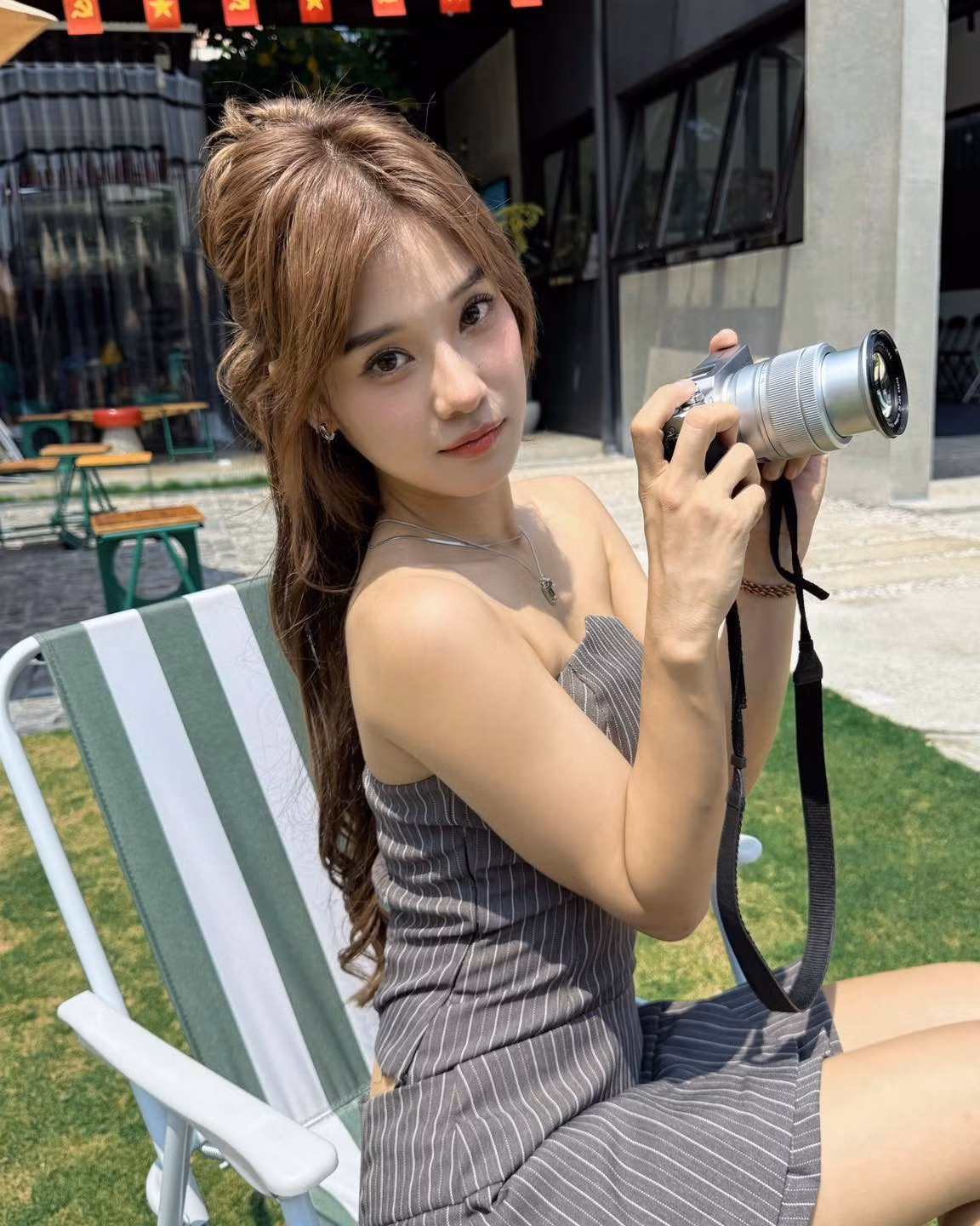 Cô không ngần ngại thử sức trong các concept gợi cảm, khoe trọn đường cong quyến rũ qua những thiết kế cắt xẻ tinh tế. Ảnh: FB Hoàng Yến Chibi