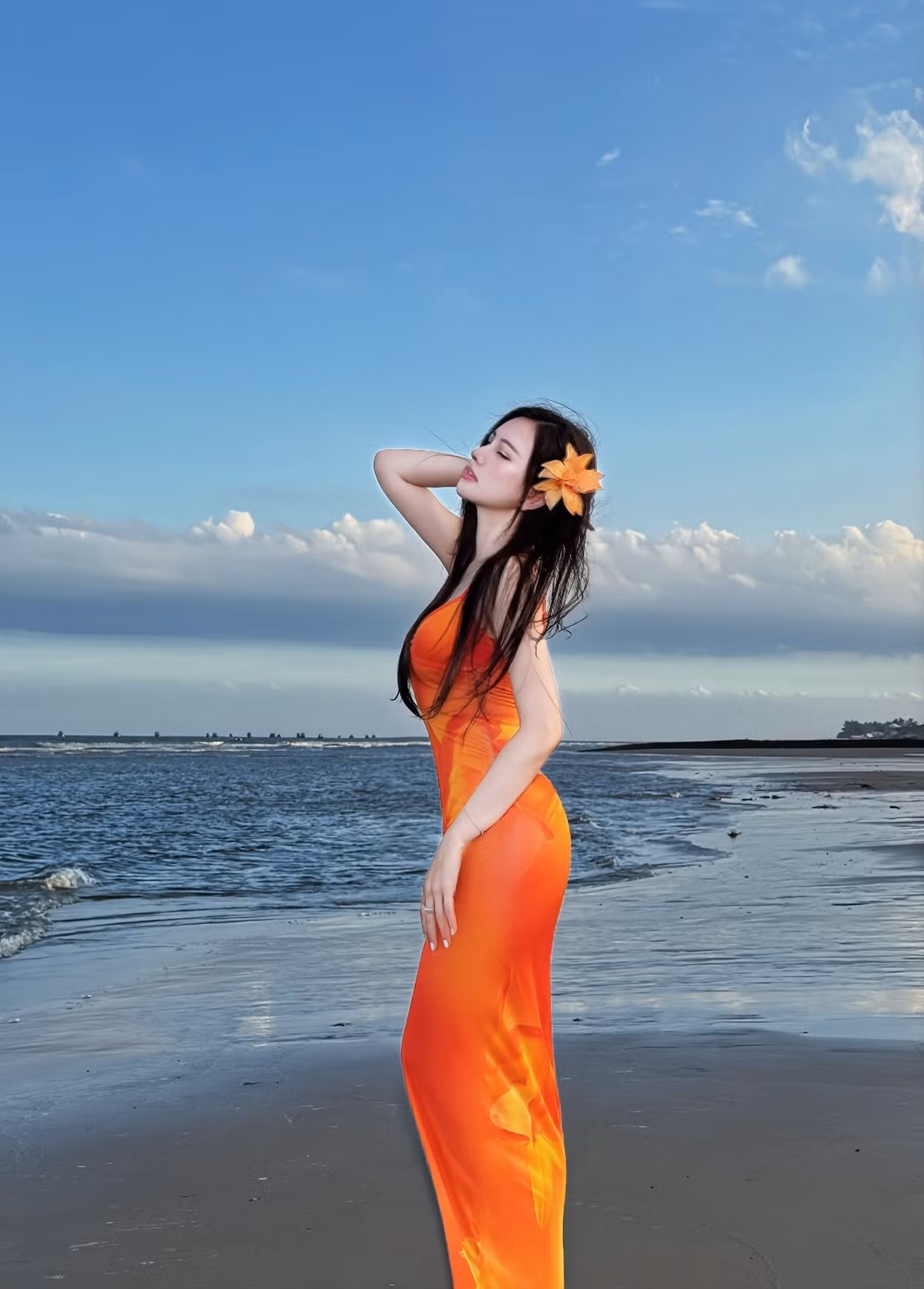 Thiết kế tối giản nhưng tinh tế, giúp nữ ca sĩ phô diễn trọn vẹn thân hình thon thả, làn da trắng mịn cùng đôi vai trần gợi cảm. Ảnh: FB Nguyễn Thu Thuỷ