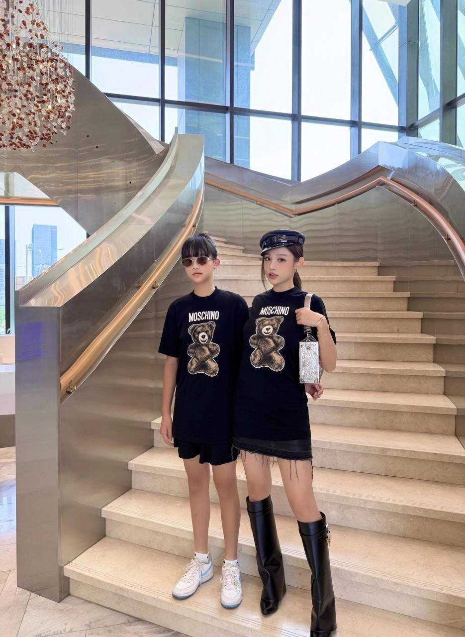 Ở tuổi 13, cô bé đã sở hữu chiều cao nổi trội, không hề kém cạnh mẹ.