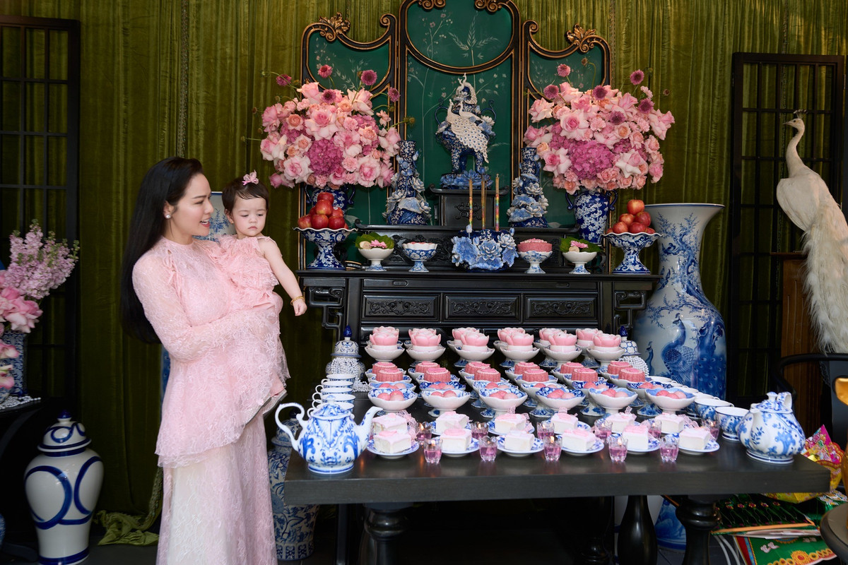 Diễn viên Nhật Kim Anh bày mâm cúng, trang hoàng biệt thự 500 m2, cùng gia đình mừng thôi nôi con gái Julia. Ảnh: FB Nhật Kim Anh