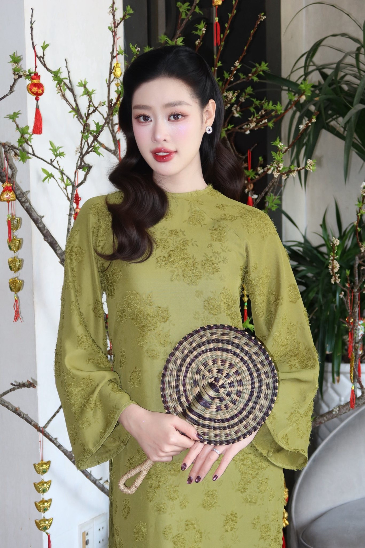 Tin tức sao Việt 3/2: Hoa hậu Khánh Vân xinh đẹp xuất thần trong bộ ảnh áo dài đón Tết. Ảnh: FB Nguyễn Trần Khánh Vân