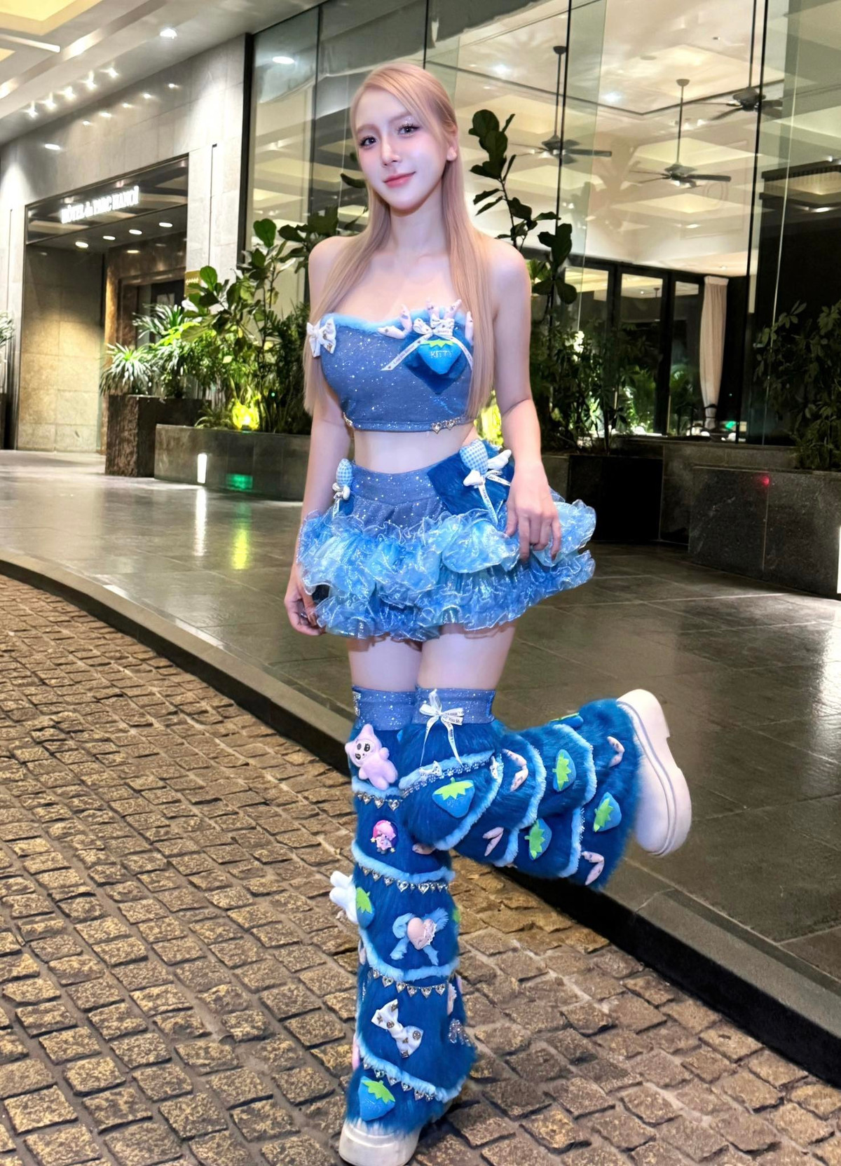 DJ Thảo Bebe gây chú ý khi xuất hiện với mái tóc sáng thời thượng, làn da mịn màng không tì vết cùng những bộ trang phục bó sát, tôn trọn đường cong cơ thể.