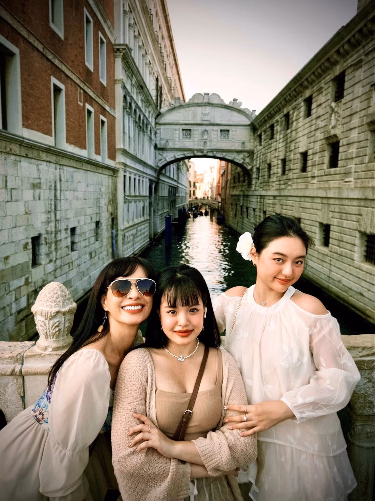 Cựu mẫu Thuý Hạnh chụp ảnh cùng 2 con gái ở Venice. Ảnh: FB Bui Thuy Hanh