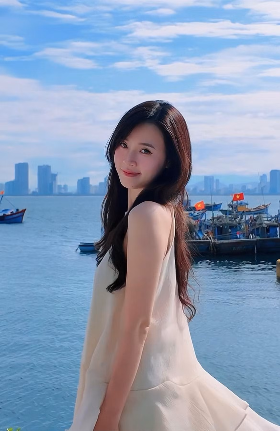 Diễn viên Midu mặc trang phục với chất liệu mỏng nhẹ trong chuyến nghỉ dưỡng tại Đà Nẵng. Ảnh: FB Đặng Thị Mỹ Dung