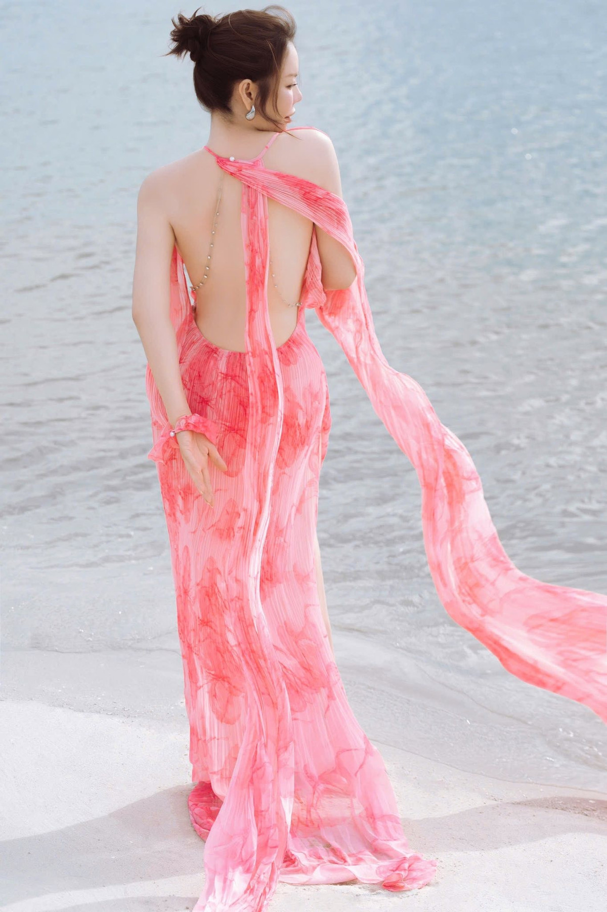 Trước biển cả, "phú bà showbiz" diện thiết kế đầm màu hồng ngọt ngào nhưng không kém phần nóng bỏng. Ảnh: FB Ly Nha Ky