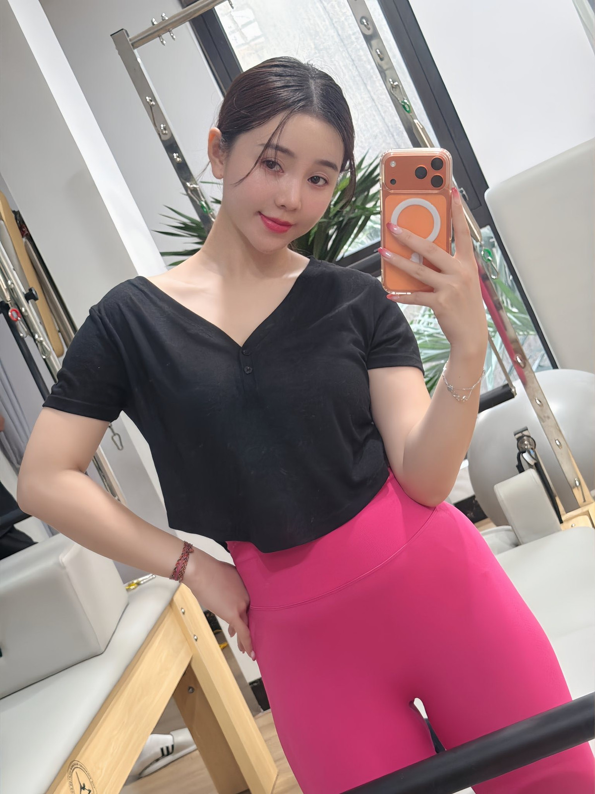 Cô cũng không ngại thử nghiệm nhiều phong cách khác nhau, từ nhẹ nhàng, thanh lịch đến táo bạo, quyến rũ.