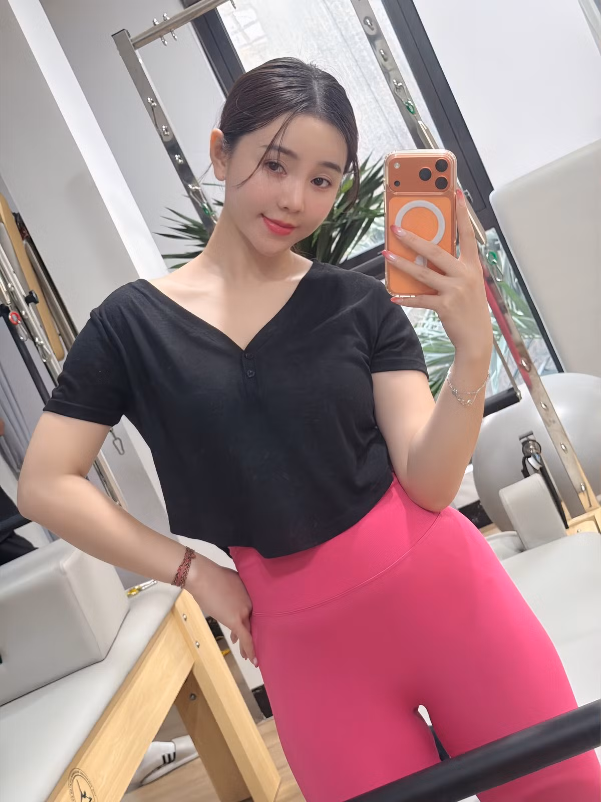 Cô cũng không ngại thử nghiệm nhiều phong cách khác nhau, từ nhẹ nhàng, thanh lịch đến táo bạo, quyến rũ.