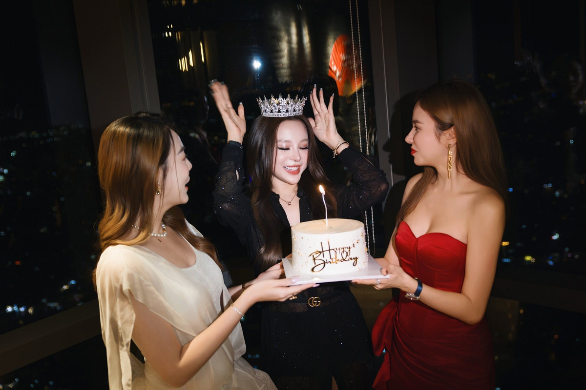 Trong buổi tiệc sang trọng được tổ chức ấm cúng bên bạn bè và người thân, Huyền Baby lựa chọn trang phục đầm dạ hội màu đen xuyên thấu đầy gợi cảm.