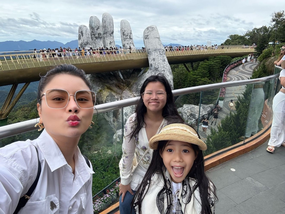 Vũ Thu Phương đi du lịch cùng 2 ái nữ. Ảnh: FB Vũ Thu Phương