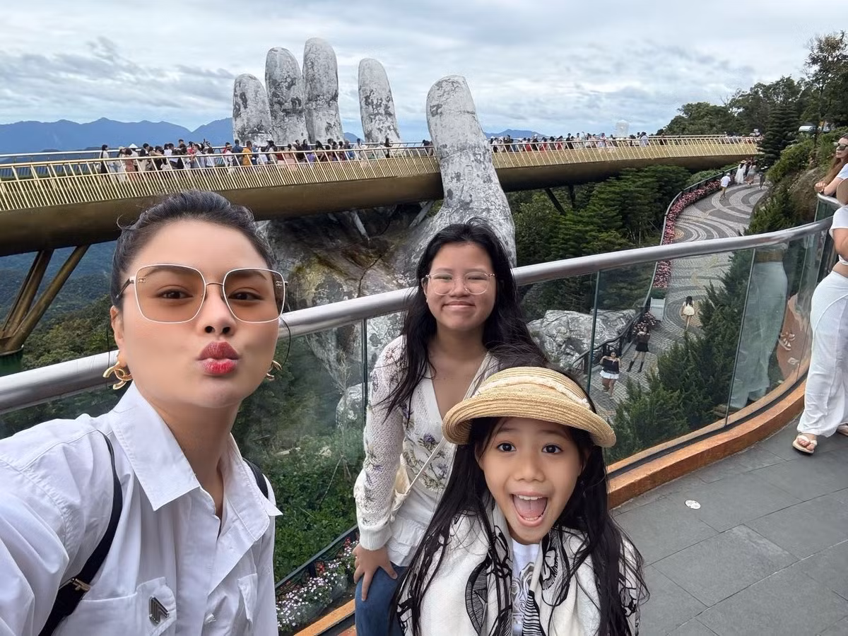 Vũ Thu Phương đi du lịch cùng 2 ái nữ. Ảnh: FB Vũ Thu Phương