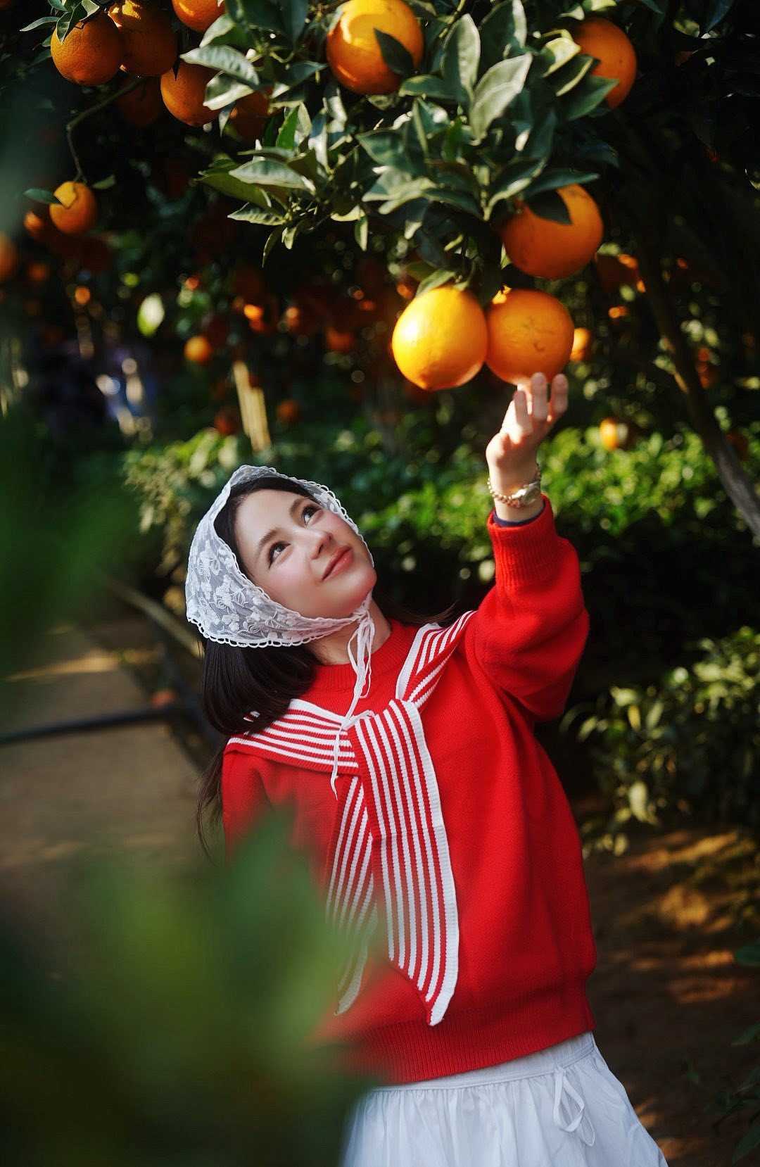 Mối quan hệ của họ từng vướng phải những bàn tán bởi khoảng cách tuổi tác khi Huỳnh Anh kém vợ 6 tuổi. Tuy nhiên, nam diễn viên nhiều lần thể hiện sự trân trọng và bảo vệ dành cho bạn đời.