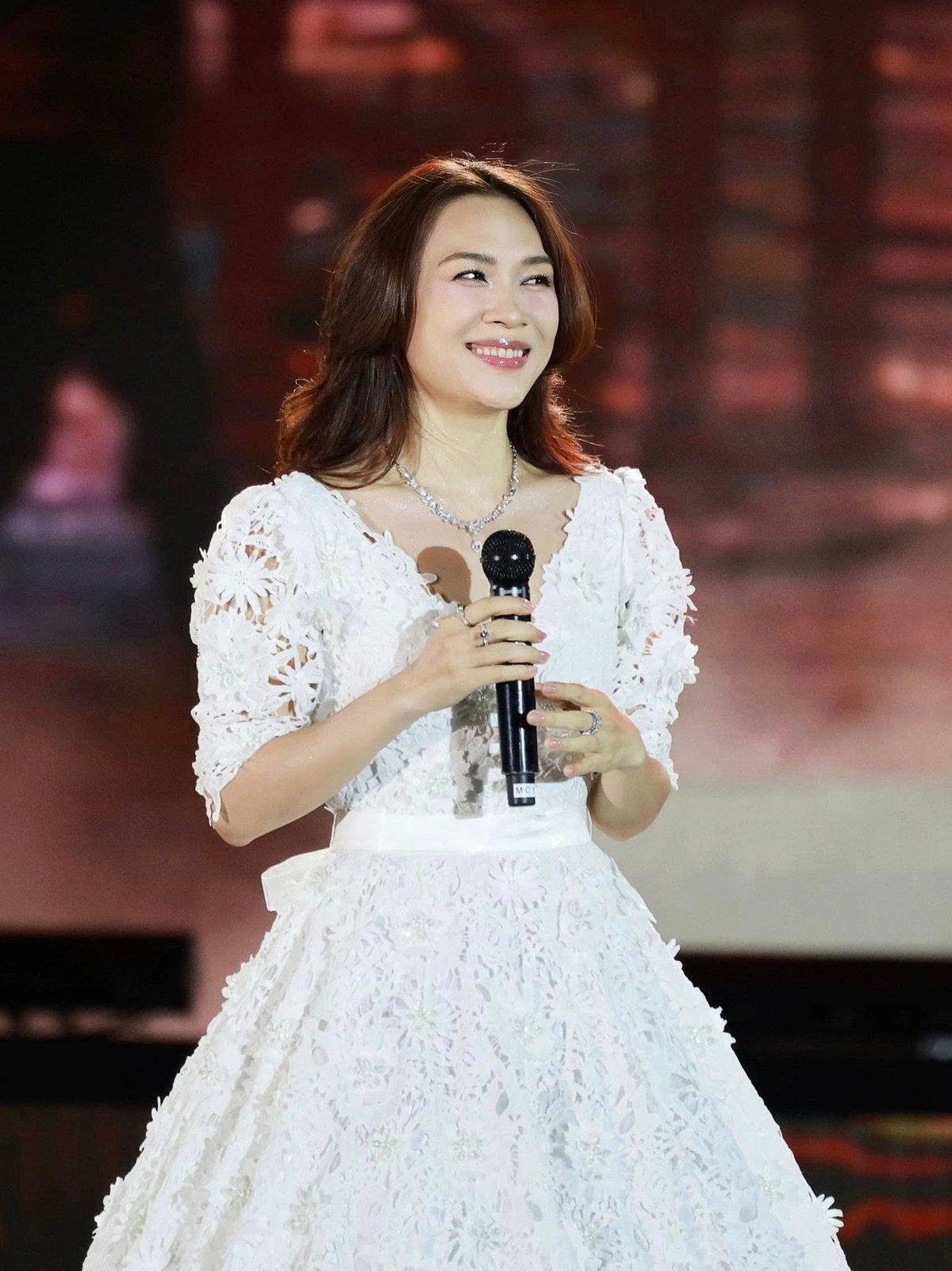 Ngoài ra, phong cách ăn mặc của Mỹ Tâm cũng giúp cô trẻ trung hơn tuổi rất nhiều.