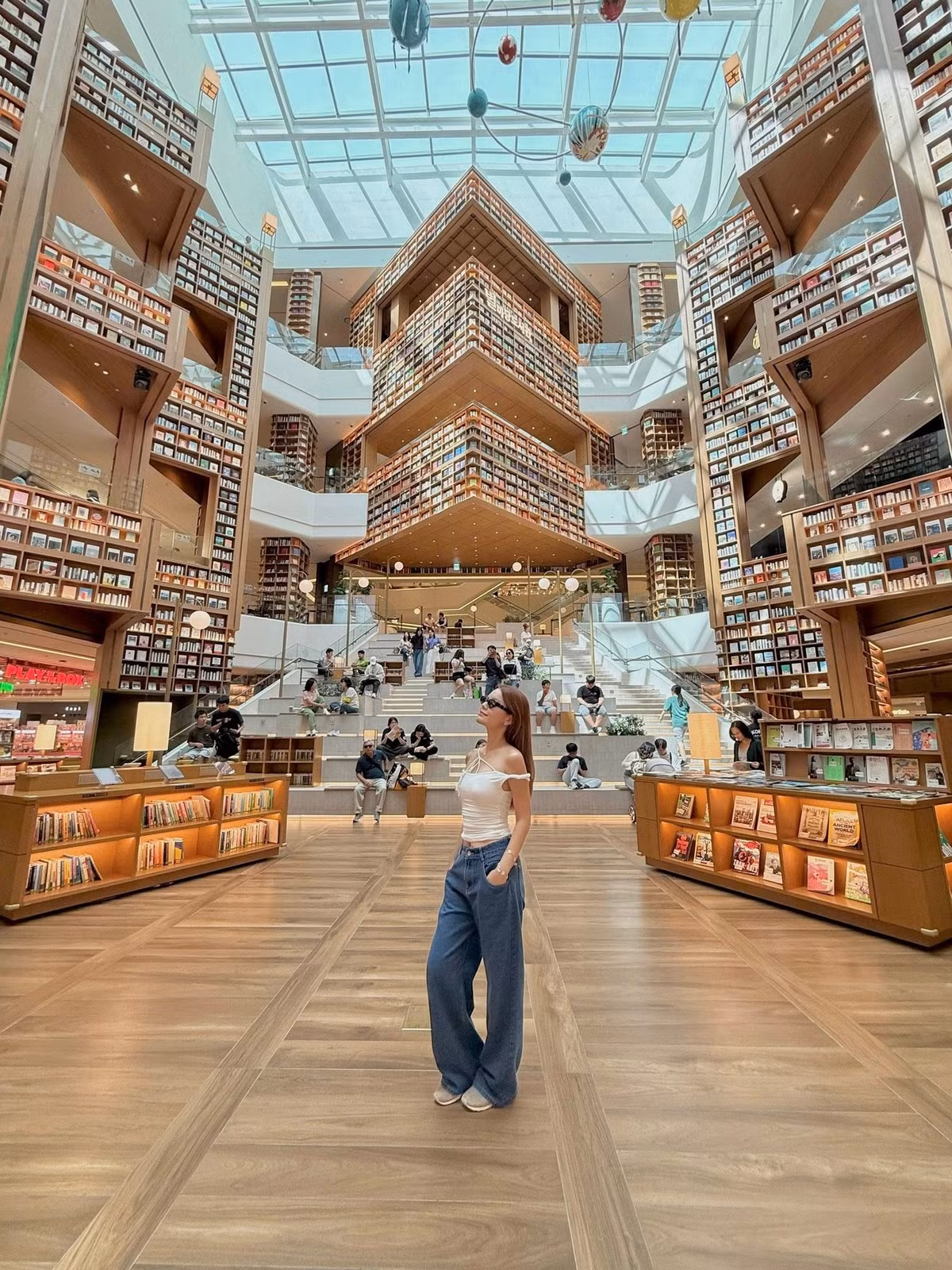 Cô diện trang phục đơn giản, khoe vóc dáng gọn gàng và thần thái rạng rỡ khi dạo bước trên các con phố, các điểm tham quan nổi tiếng.