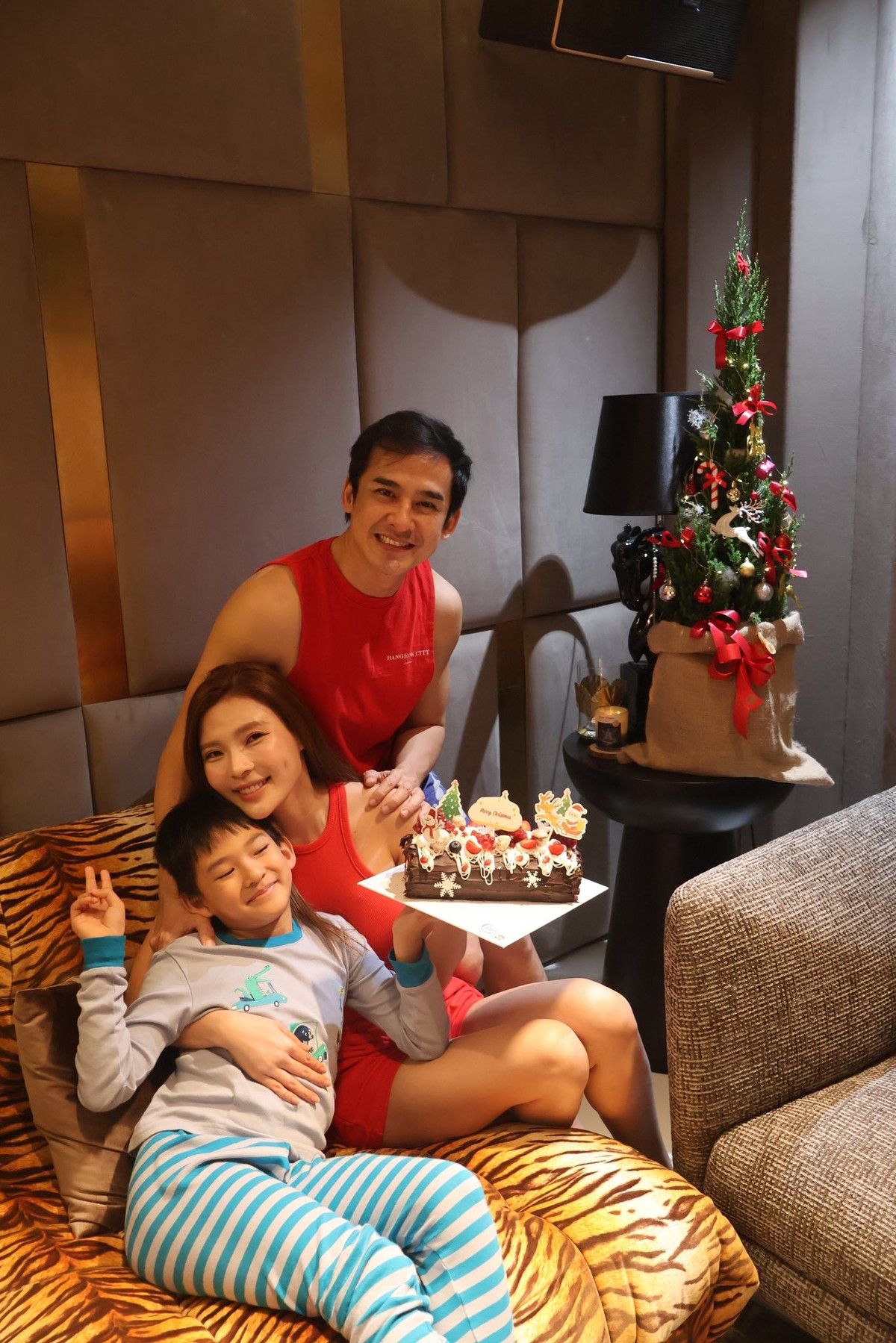 Thúy Diễm - Lương Thế Thành quây quần bên con trai trong ngày Noel. Ảnh: FB Nguyễn Ngọc Thuý Diễm