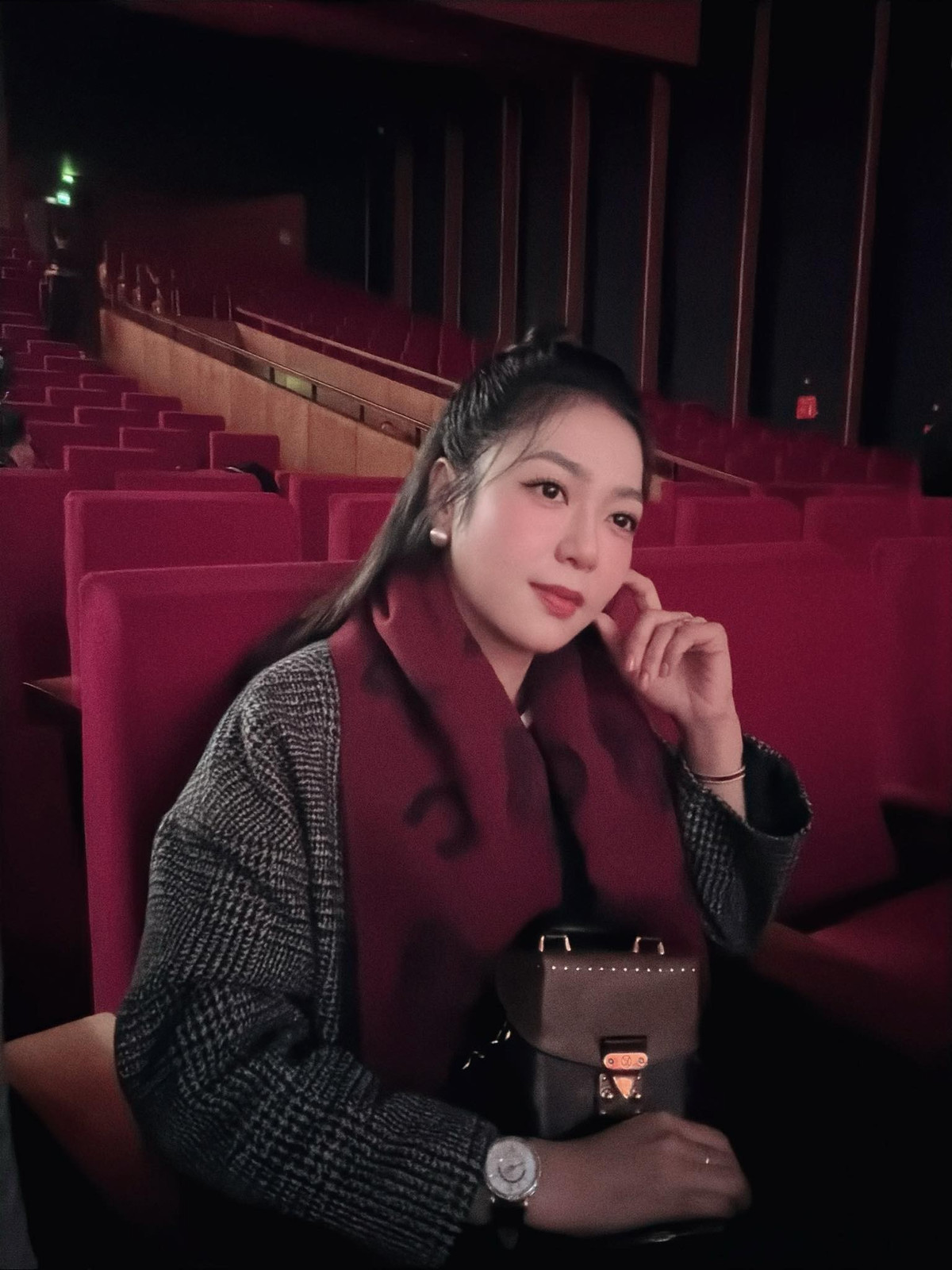 Ca sĩ Hà Thanh Xuân mặc áo ấm, choàng khăn khi ra Hà Nội diễn show. Ảnh: FB Hà Thanh Xuân