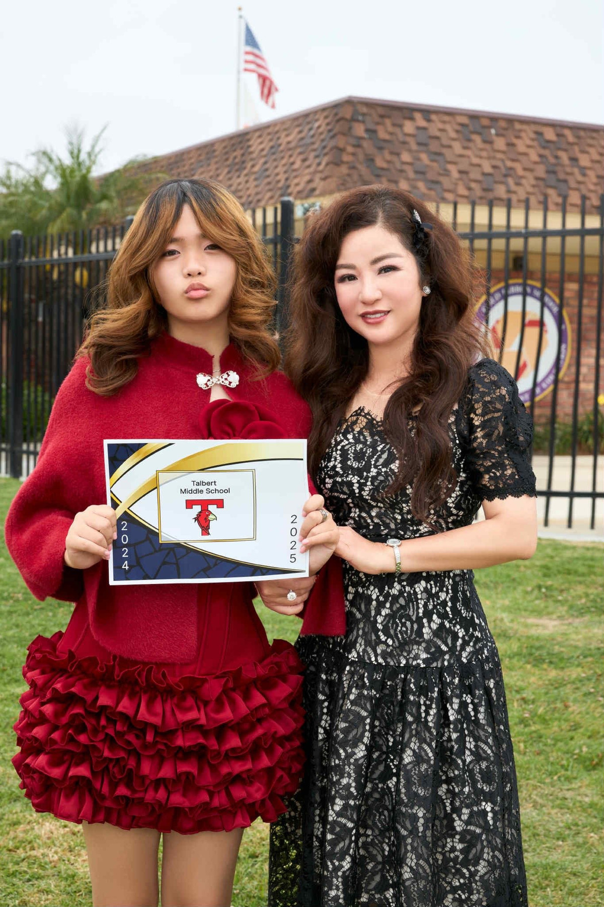 Con gái Thúy Nga mặc trang phục đỏ rực dự lễ tổng kết năm học tại một trường cấp Hai ở Mỹ. Ảnh: FB Trần Thuý Nga