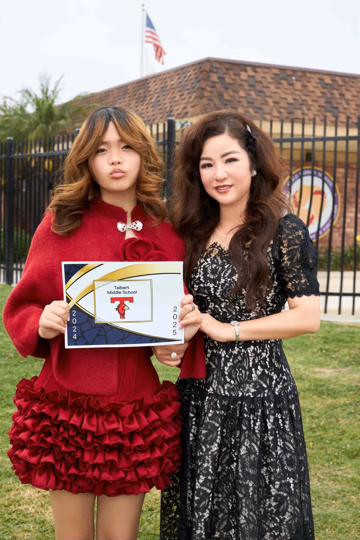 Con gái Thúy Nga mặc trang phục đỏ rực dự lễ tổng kết năm học tại một trường cấp Hai ở Mỹ. Ảnh: FB Trần Thuý Nga