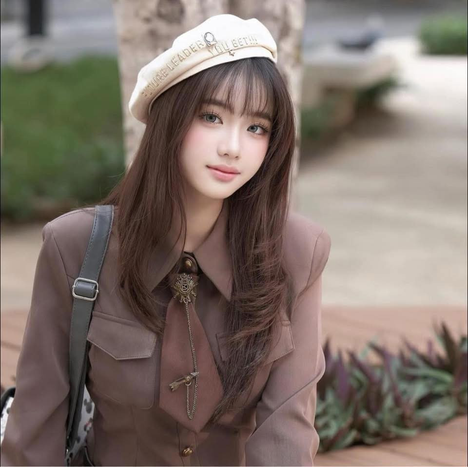 Dù diện váy dạ hội quyến rũ, trang phục đời thường trẻ trung hay những bộ đồ cá tính, cô nàng đều “cân đẹp” nhờ vóc dáng tỉ lệ chuẩn.