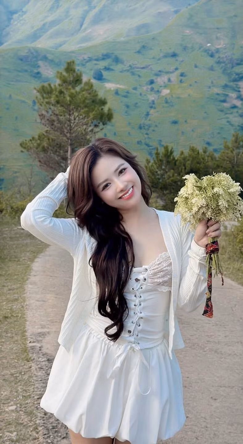 Vẻ ngoài trong trẻo, dịu dàng kết hợp với khung cảnh thiên nhiên tươi đẹp đã giúp nữ ca sĩ ghi điểm tuyệt đối trong mắt người hâm mộ.