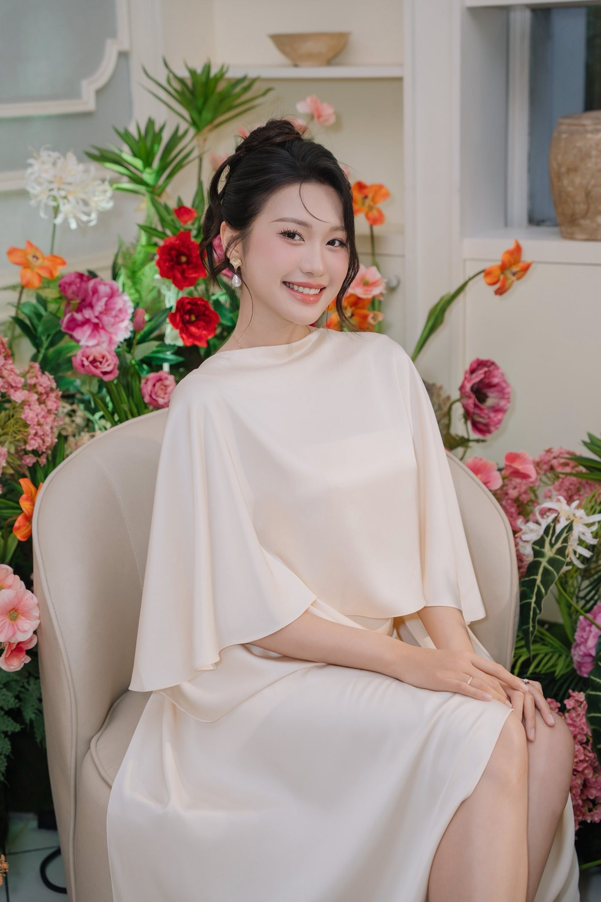 Doãn Hải My xinh đẹp khi diện váy lụa. Ảnh: FB Doan Hai My