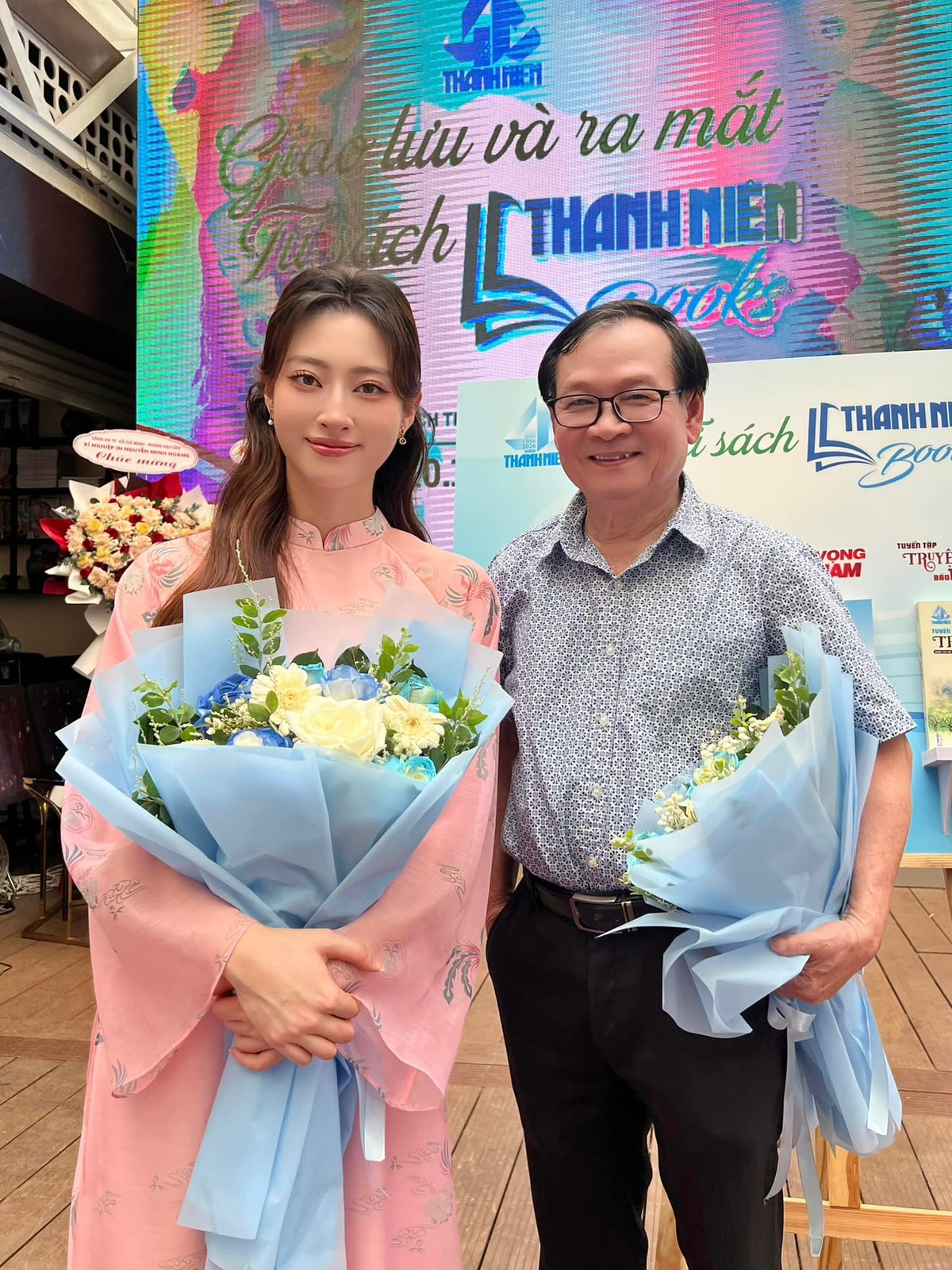 Hoa hậu Lương Thùy Linh thấy hãnh diện khi được gặp nhà văn Nguyễn Nhật Ánh tại một sự kiện. Ảnh: FB Lương Thùy Linh