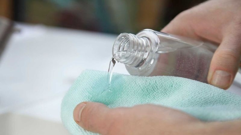 Nếu không có cồn, giấm ăn là lựa chọn thay thế an toàn và thân thiện với môi trường. Trước tiên, làm ấm nhẹ giấm (không cần đun sôi), sau đó thấm lên khăn và áp vào vết keo khoảng vài phút. Khi keo mềm ra, lau sạch bằng khăn khô. Giấm phù hợp với bề mặt kính và gạch men.