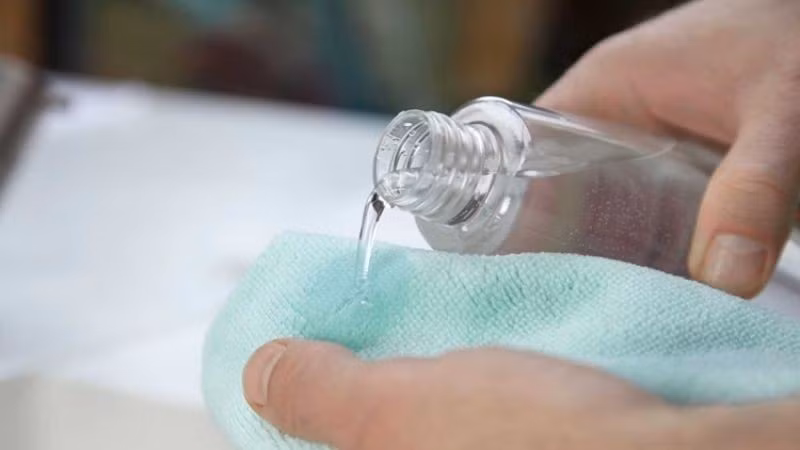 Nếu không có cồn, giấm ăn là lựa chọn thay thế an toàn và thân thiện với môi trường. Trước tiên, làm ấm nhẹ giấm (không cần đun sôi), sau đó thấm lên khăn và áp vào vết keo khoảng vài phút. Khi keo mềm ra, lau sạch bằng khăn khô. Giấm phù hợp với bề mặt kính và gạch men.