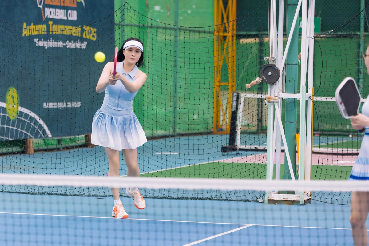Diễn viên Hồng Diễm miệt mài chơi pickleball cùng những người bạn. Ảnh: FB Nguyen Hong Diem