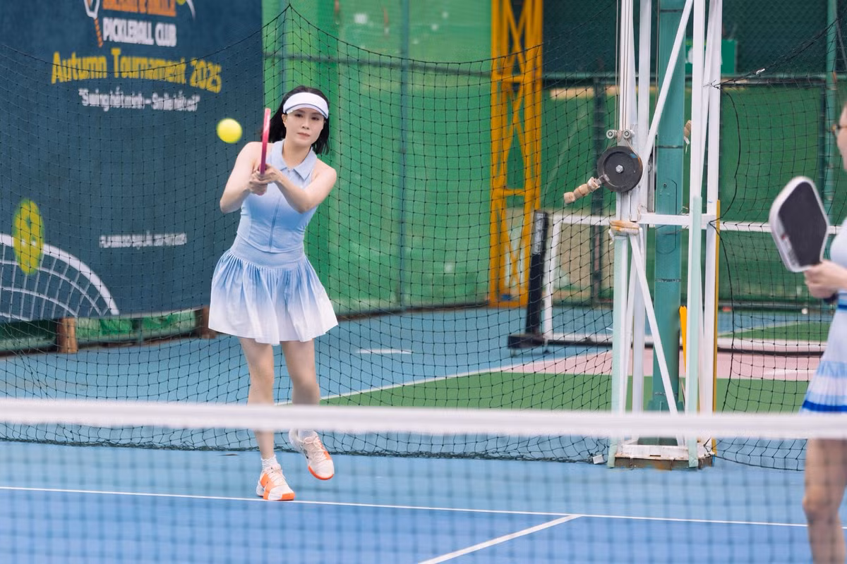 Diễn viên Hồng Diễm miệt mài chơi pickleball cùng những người bạn. Ảnh: FB Nguyen Hong Diem