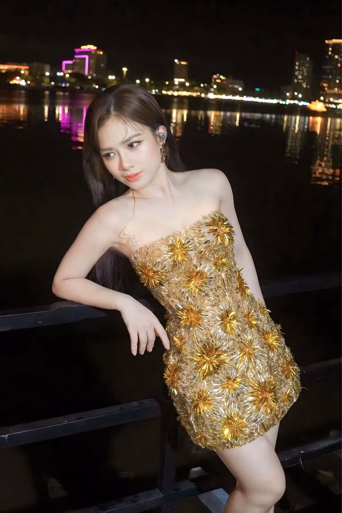 Dương Hoàng Yến sinh năm 1991, quê ở Hà Nội, được biết đến qua cuộc thi Sao mai điểm hẹn 2008, The Voice 2013.