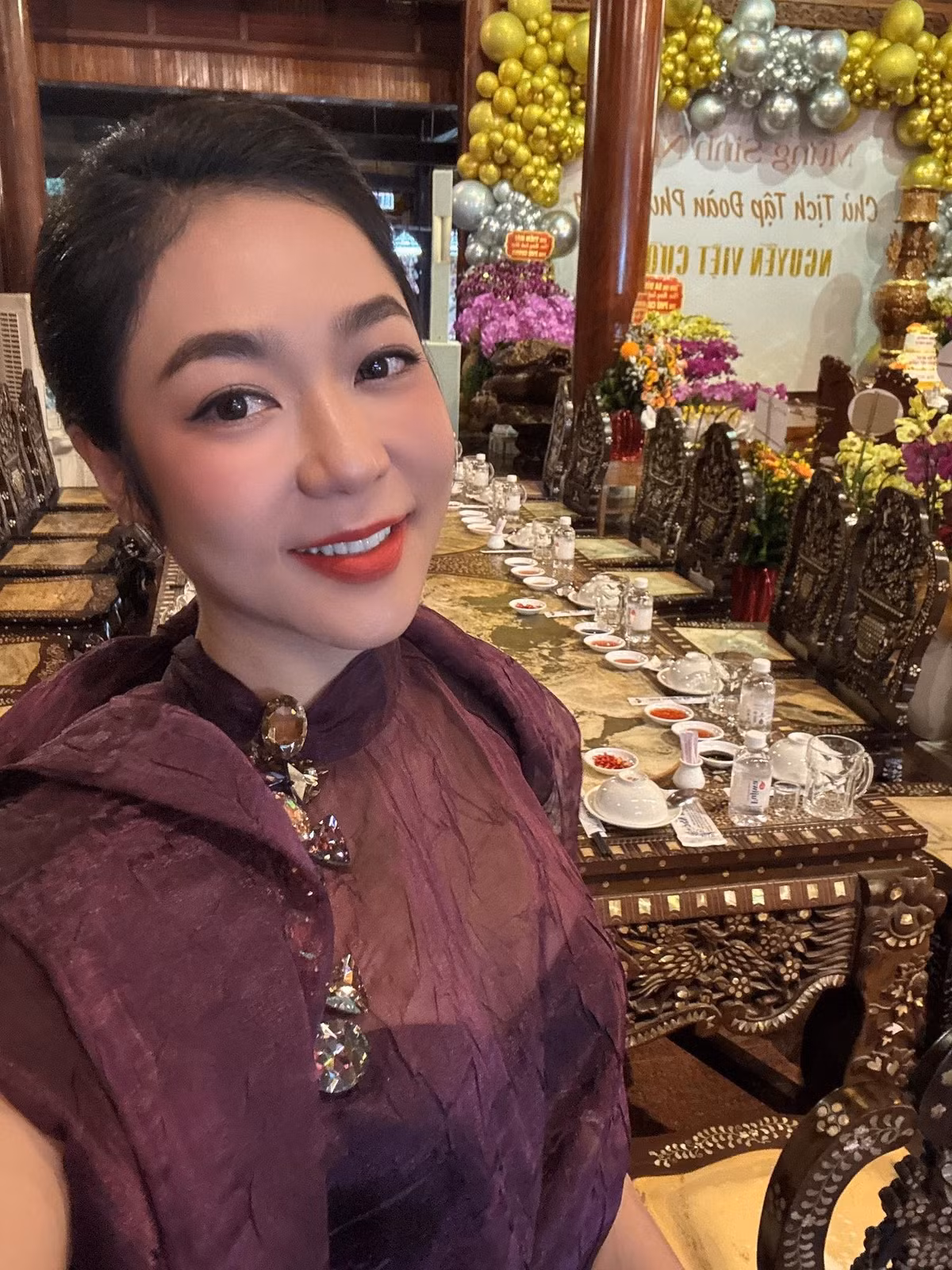 Nhờ vóc dáng cân đối, Hà Thanh Xuân tự tin "biến hóa" hình ảnh với nhiều kiểu trang phục, khi sexy, phóng khoáng, lúc thanh lịch, kín đáo.