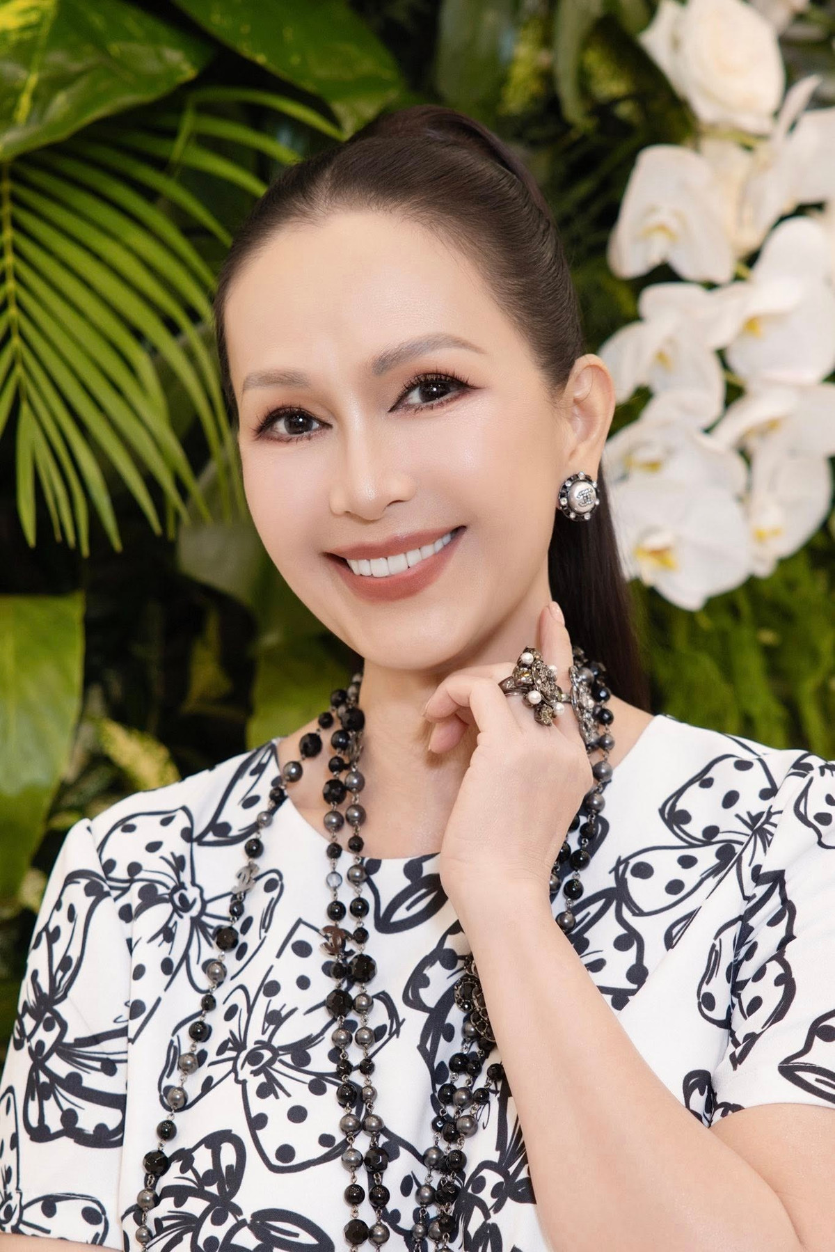 Thần thái tự tin, nụ cười nhẹ nhàng cùng gu thời trang thanh lịch giúp bà thường xuyên nhận những lời khen từ người hâm mộ.