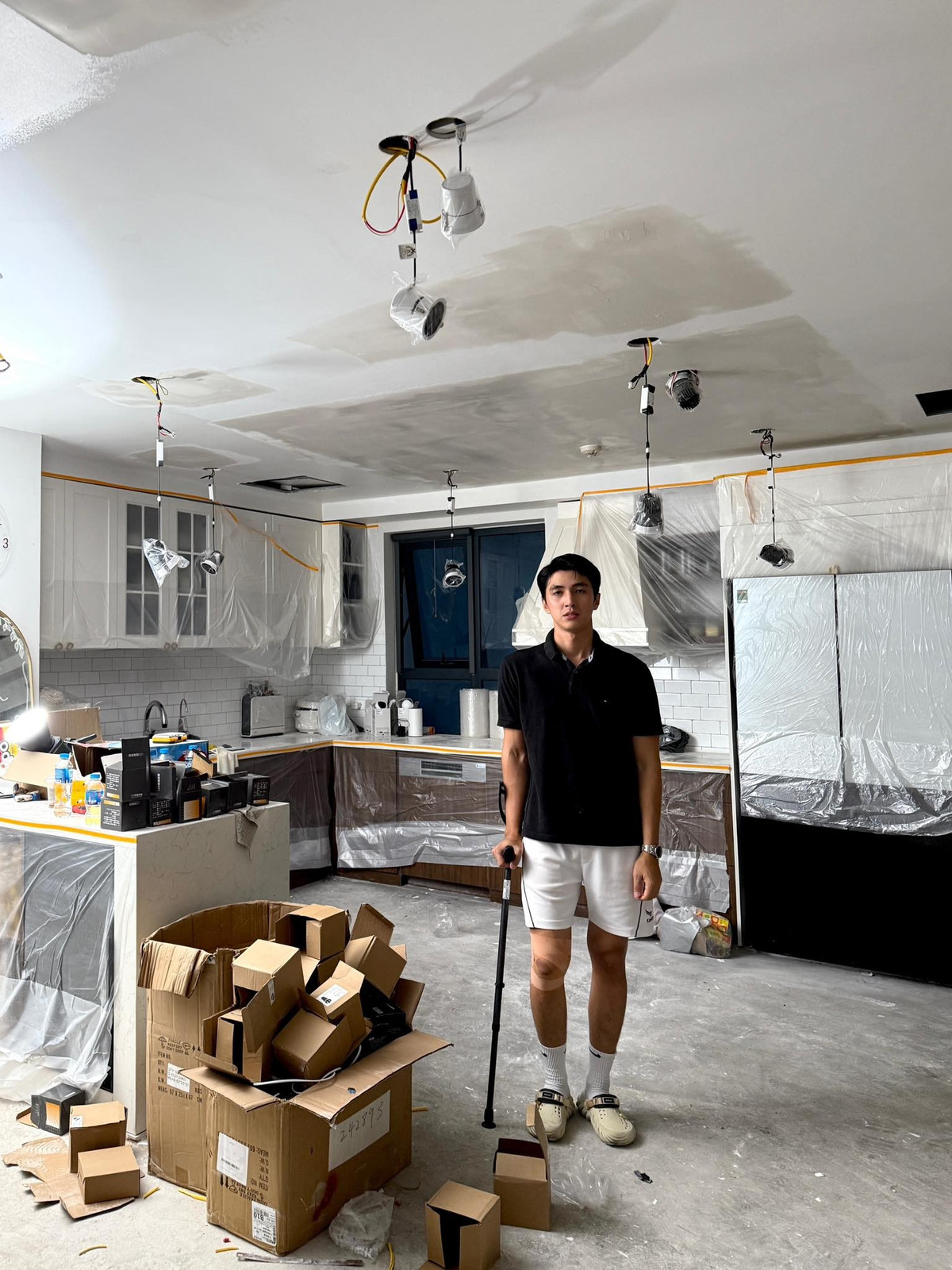 Bình An trong căn bếp ngổn ngang vật liệu vì đang trong giai đoạn sửa chữa. Ảnh: FB Nguyễn Bình An