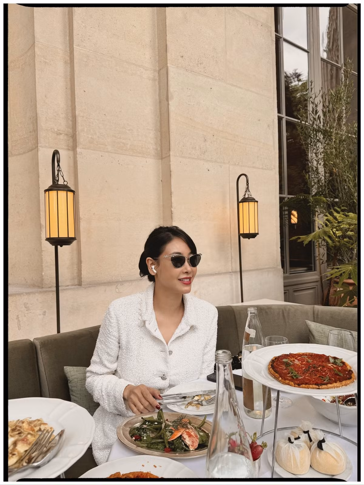 Hoa hậu Hà Kiều Anh tận hưởng trà bánh buổi chiều sang chảnh khi đến Anh. Ảnh: FB Ha Kieu Anh