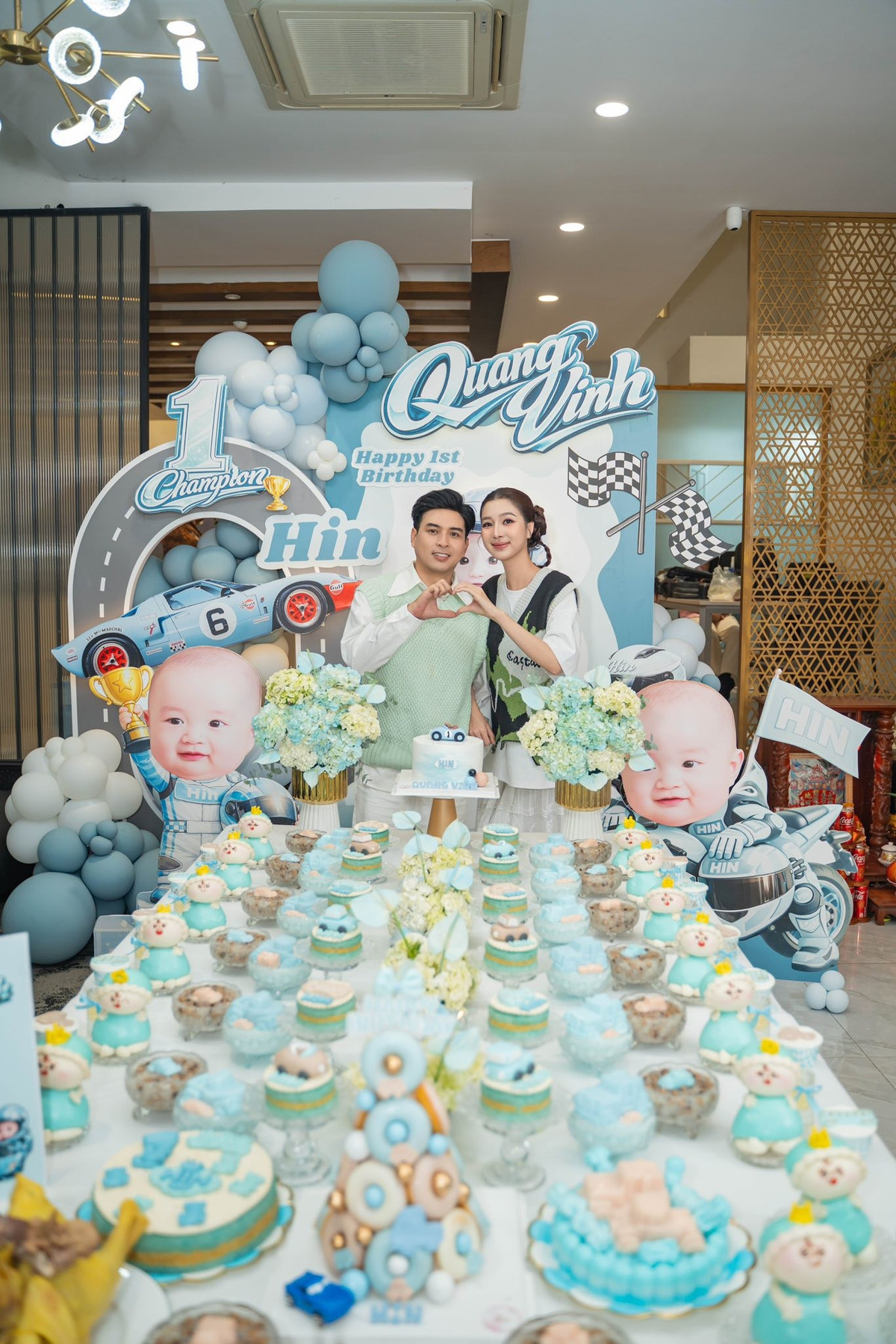 Dưới phần bình luận, bạn bè, đồng nghiệp và người hâm mộ liên tục gửi lời chúc tốt đẹp đến gia đình nam ca sĩ. Nhiều người không khỏi xuýt xoa trước vẻ ngoài dễ thương của bé, đồng thời bày tỏ sự ngưỡng mộ với tổ ấm viên mãn, tràn ngập tiếng cười của giọng ca sinh năm 1983.