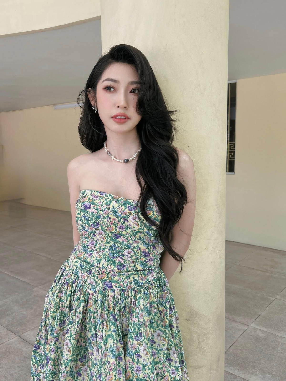 Với chiều cao 1,63m cùng đôi chân thon thả, Khổng Tú Quỳnh dễ dàng chinh phục nhiều phong cách khác nhau, từ năng động, cá tính đến gợi cảm, thanh lịch.